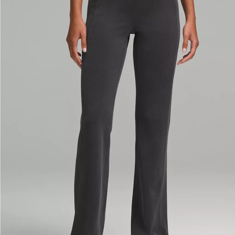 Lululemon Ribbed Softstreme Flared Pant Regular
Size 6, black